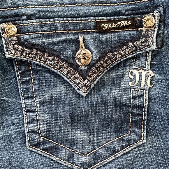 Miss Me Destructed Embroidered Skinny Jean 27 NWOT - Picture 7 of 16